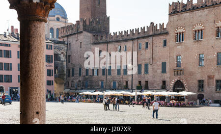 MANTUA, Italien - 31. März 2017: Menschen in der Nähe von Palazzo Bonacolsi (Castiglioni) auf Piazza Sordello in Mantua. Der Palast von ghibellinischen Zinnen gekrönt war Stockfoto