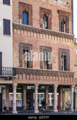 MANTUA, Italien - 31. März 2017: Menschen in der Nähe von mittelalterlichen Palast Casa del Mercante (Casa di Boniforte da Concorezzo, Haus des Kaufmanns) auf Piazza Erbe in M Stockfoto