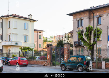 MANTUA, Italien - 31. März 2017: Wohnhäuser auf Via della Conciliazione in Mantua Stadt Frühlingsabend. Mantua (Mantova) ist eine Stadt, Lombardei, Stockfoto