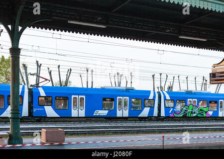 MANTUA, Italien - 31. März 2017: Zug am Bahnhof in Mantua Stadt Frühlingsabend. Der Bahnhof ist der Hauptbahnhof der Comune von Mantua in der Stockfoto