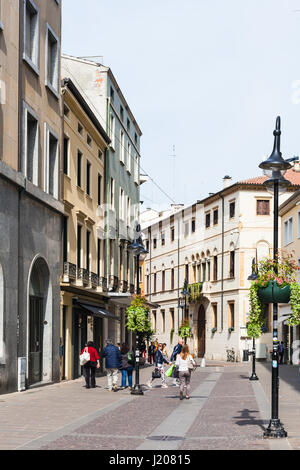 PADUA, Italien - 1. April 2017: Touristen auf der Straße in Padua Stadt im Frühjahr. Padua ist eine Stadt und Comune in Venetien, der Hauptstadt der Provinz Padua Stockfoto