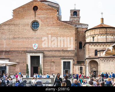 PADUA, Italien - 1. April 2017: Menschen im Straßencafé am Domplatz vor der Kathedrale in Padua Stadt im Frühjahr. Die erste Kirche an diesem Ort war Stockfoto