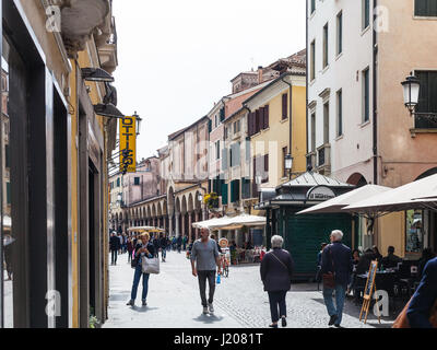 PADUA, Italien - 1. April 2017: touristische Spaziergang auf der Straße Via Roma in Padua Stadt im Frühjahr. Padua ist eine Stadt und Comune in Venetien, der Hauptstadt der provi Stockfoto