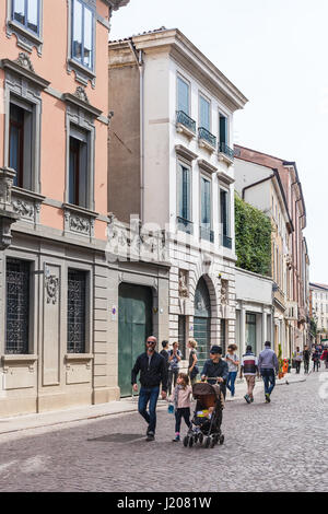 PADUA, Italien - 1. April 2017: Menschen gehen auf die Straße über Umberto ich in Padua Stadt im Frühjahr. Padua ist eine Stadt und Comune in Venetien, der Hauptstadt des p Stockfoto