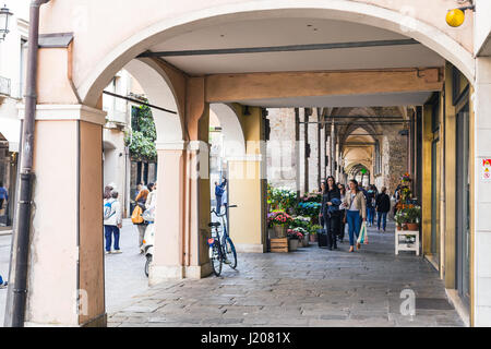 PADUA, Italien - 1. April 2017: Leute, die in Spielhallen auf über Umberto ich in Padua Stadt im Frühjahr. Padua ist eine Stadt und Comune in Venetien, der Hauptstadt der pr Stockfoto