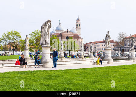 PADUA, Italien - 1. April 2017: Touristen auf Prato della Valle und Basilica di Santa Giustina in Padua Stadt im Frühjahr. Abbey wurde in der fünften Cen gegründet. Stockfoto