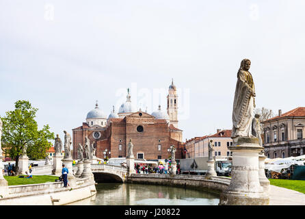 PADUA, Italien - 1. April 2017: Blick auf die Basilica di Santa Giustina aus Prato della Valle in Padua Stadt im Frühjahr. Abtei wurde in der fünften Jahrhunderts gegründet. Stockfoto