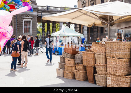 PADUA, Italien - 1. April 2017: Menschen auf Flohmarkt auf Prato della Valle in Padua Stadt im Frühjahr. Dieser elliptischen Platz ist ein 90.000 Quadratmeter- Stockfoto