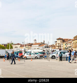 PADUA, Italien - 1. April 2017: Touristen auf Parkplatz in der Nähe von Prato della Valle und Basilika von Santa Giustina der Abtei von Santa Giustina in Padua Stockfoto