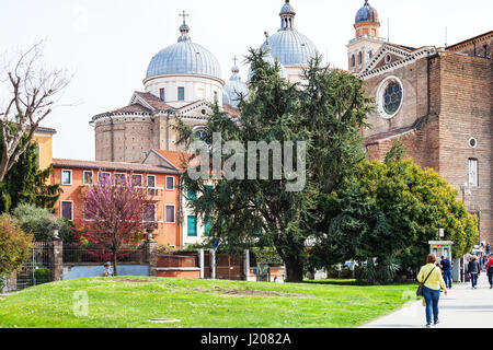 PADUA, Italien - 1. April 2017: die Menschen gehen zur Basilika von Santa Giustina der Abtei von Santa Giustina in Padua Stadt im Frühjahr. Die Kirche wurde von errichtet. Stockfoto