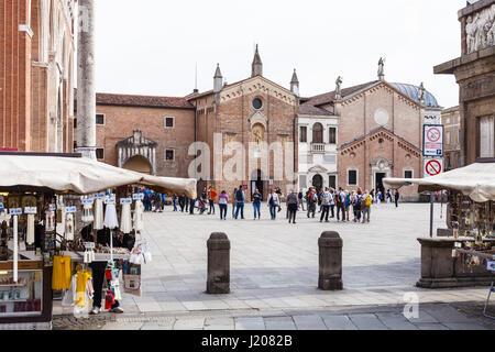 PADUA, Italien - 1. April 2017: Touristen auf Piazza Del Santo in der Nähe der Basilika des Heiligen Antonius in Padua Stadt im Frühjahr. Die Kirche begann in 123 gebaut werden Stockfoto