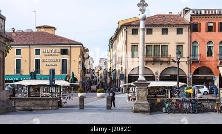 PADUA, Italien - 1. April 2017: mittelalterliche Kreuz über kleinen Markt auf der Piazza Del Santo in Padua Stadt im Frühjahr. Padua ist eine Stadt und Comune in Venetien, th Stockfoto