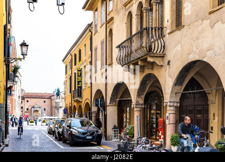 PADUA, Italien - 1. April 2017: Menschen auf der via del Santo in der Nähe von Basilika Sant Antonio in Padua Stadt im Frühjahr. Padua ist eine Stadt und Comune in Venetien, die c Stockfoto