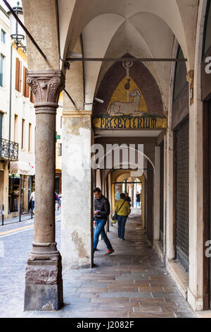 PADUA, Italien - 1. April 2017: Menschen in Arkaden auf via del Santo in Padua Stadt im Frühjahr. Padua ist eine Stadt und Comune in Venetien, der Hauptstadt der pr Stockfoto