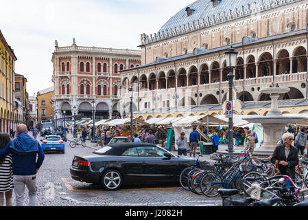 PADUA, Italien - 1. April 2017: Menschen und Straßenmarkt in der Nähe von Palazzo della Ragione auf Platz Piazza Delle Erbe in Padua Stadt. Die Gebäude des Palastes Stockfoto