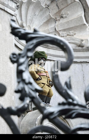 Manneken Pis in Militäruniform Soldaten 1 St-Klasse in das Regiment Ardennen auf Samstag, 6. Februar 2016 in Brüssel, Belgien Stockfoto