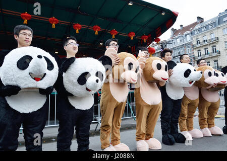 Teilnehmer der bunte Präsentation organisiert durch die chinesische Botschaft in Belgien und Brüssel Stadtregierung auf Samstag, 6. Februar 2016, während c Stockfoto