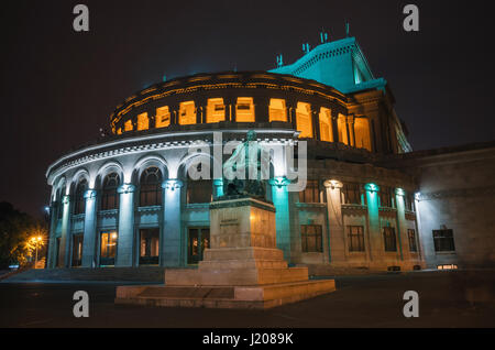 Yerevan, Armenien - 24. Oktober 2016: Nationale akademische Theater für Oper und Ballett benannt nach Alexander Spendiaryan Armeniens, die nachts beleuchtet. Stockfoto