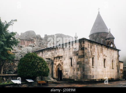 Geghard oder Geghardavank Kloster im Nebel. Das Hotel liegt in Kotayk Provinz. Wahrzeichen von Armenien Stockfoto