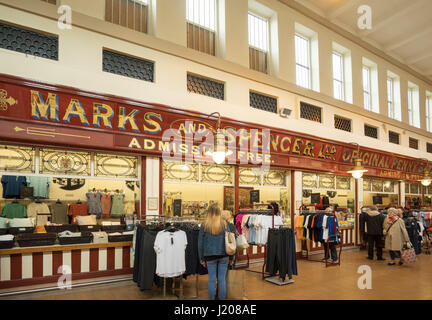 Marks und Spencer es Penny Basar, Grainger Markt, Newcastle Upon Tyne, England, Vereinigtes Königreich Stockfoto