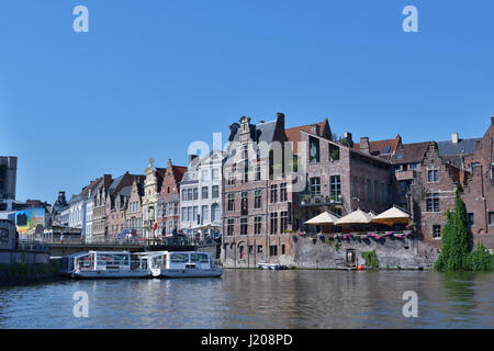 historischen Zentrum der Stadt in Tag des Gentse Feesten in der Nähe von Wasser in Gent, Belgien am 20. Juli 2016. Heißes Wetter zog Menschen an Orten mit Kälte Stockfoto