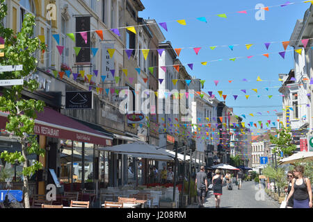 Einkaufsstraße im historischen Teil der Stadt während der Gentse Feesten in Gent, Belgien am 19. Juli 2016 dekoriert Stockfoto