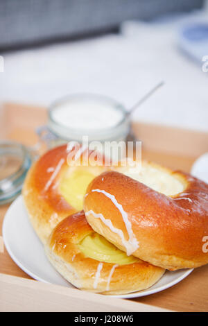 Guten Morgen, süßes Frühstück. Schlafzimmer-Konzept Stockfoto