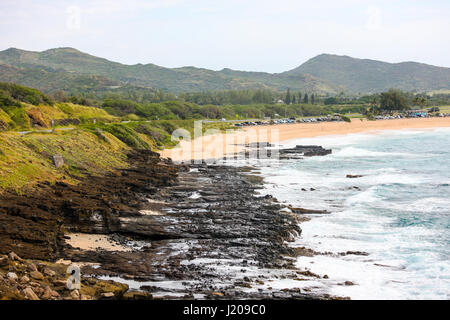 Gefährliche Felsen führen zu gefährlichen Sandy Beach, die nur für erfahrene Surfer empfohlen wird Stockfoto