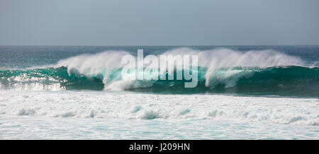 Dangerous brechen Wellen, Banzai Pipeline, Oahu, Hawaii Stockfoto