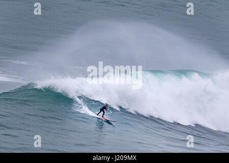 Surfer am Surfbrett Reiten Welle, Nazare, Portugal, Europa Stockfoto