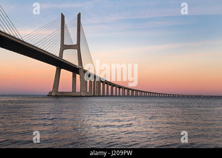 Vasco da Gama Brücke über den Rio Tejo-Fluss, Lissabon, Portugal, Europa Stockfoto