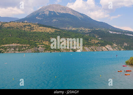 Panoramablick auf das schöne blaue Lago di Serre-Ponçon in den Alpen in Frankreich Stockfoto