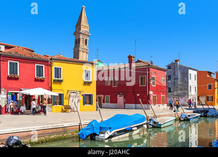 BURANO, Italien - 20. April 2016: Alte bunte Häuser am Kanal mit Motorbooten in Burano - Insel in der Lagune von Venedig. Stockfoto