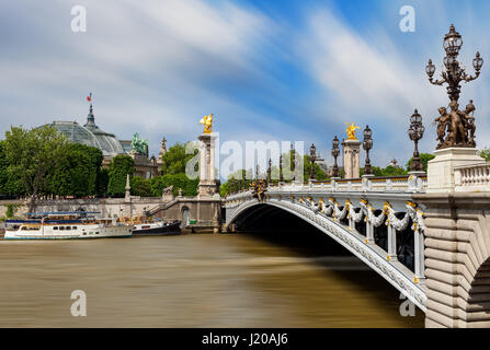 Blick auf berühmte Alexander III Brücke über Seineufer in Paris, Frankreich. Stockfoto