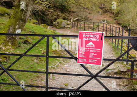 Zweisprachige Zeichen Warnung über Snowdon Café Hafod Eryri Winter Schließung auf Watkin Pfad Tor. Snowdonia-Nationalpark Hafod y Llan, Bethania, Wales, UK Stockfoto