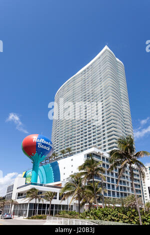 Hallandale Beach, Fl, USA - 11. März 2017: Waterfront Gebäude und Wasserturm in Hallandale Beach. Florida, United States Stockfoto