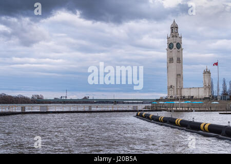 Montreal, CA - 21. April 2017: Uhrturm und Str. Lawrence Fluß vor Sturm Stockfoto