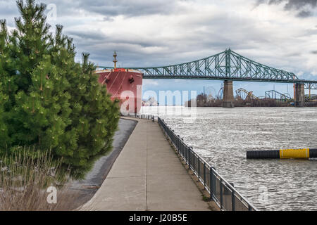 Montreal, CA - 21. April 2017: Jacques-Cartier Brücke und Sankt-Lorenz-Strom. Stockfoto