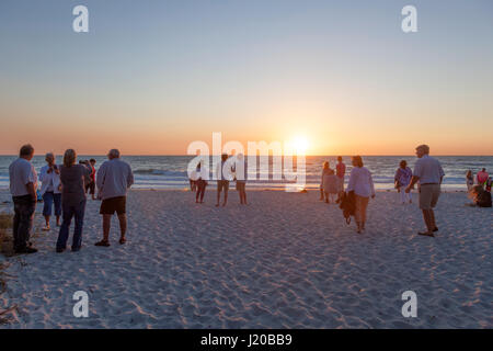 Naples, Fl, USA - 21. März 2017: Menschen, die den wunderschönen Sonnenuntergang am Strand von Neapel. Florida, United States Stockfoto