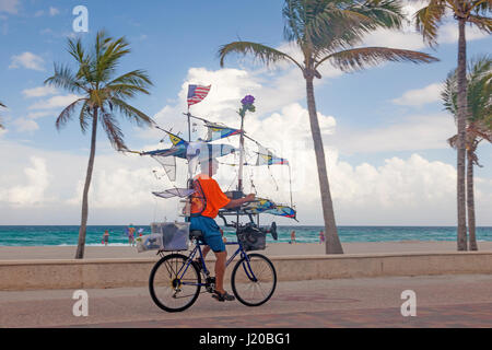 Hollywood Beach, Fl, USA - 23. März 2017: Radfahrer am Hollywood Beach breiten Walk. Florida, United States Stockfoto