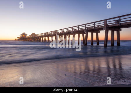 Historischen Angelsteg in Neapel bei Sonnenuntergang. Florida, United States Stockfoto