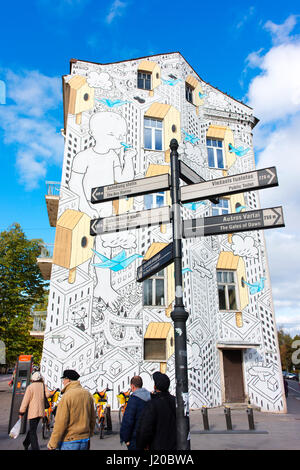 Wandbild an der Seite eines Gebäudes in Vilnius, Stadtleben darstellen. Stockfoto