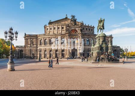 Theaterplatz mit Semperoper und Reiterstandbild von König Johann von Sachsen, Dresden, Sachsen, Deutschland, Europa Stockfoto