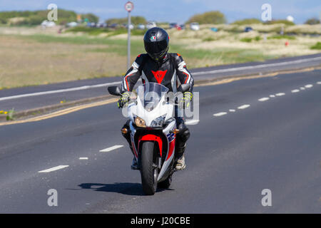 Honda CBR 500 Ra-E3 Bright sonnig, aber kühl mit Temperaturen beginnen voraussichtlich doppelt zahlen in der Nord-West. Am frühen Morgen Aktivitäten als Bewohner des Resorts und Besucher reisen auf der Nord-Westküste mit den Radweg und Pfade auf der Seeseite der Promenade. Stockfoto