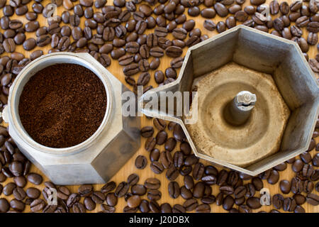 Gemahlenen Kaffee in Vintage Moka Topf. Kaffeebohnen um auf Tisch. Geringe Schärfentiefe. Stockfoto