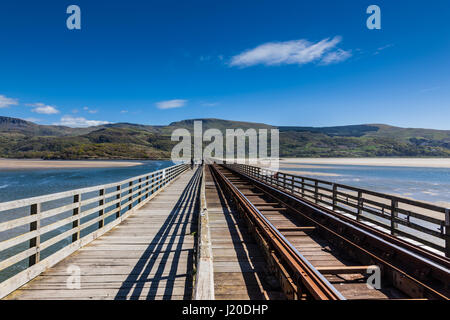Blick in Richtung Morfa Mawddach, von der Leitung Eisenbahnbrücke über den Mawddach Mündung, in der Nähe von Barmouth, Gwynedd, Wales