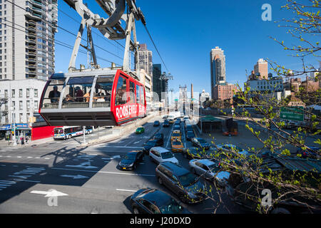 Roosevelt Island Tramvay in E 59th St & 2nd Avenue bei Nacht. Es verbindet Roosevelt Island und Upper East Side von Manhattan Stockfoto