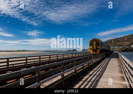 Zug der Brücke Mawddach Mündung Eisenbahn auf die Cambran Küste in der Nähe von Barmouth, Gwynedd, Wales Stockfoto