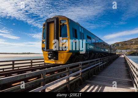 Zug der Brücke Mawddach Mündung Eisenbahn auf die Cambran Küste in der Nähe von Barmouth, Gwynedd, Wales Stockfoto