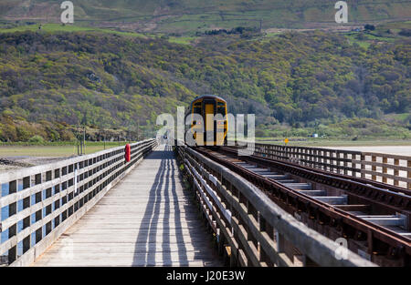 Zug der Brücke Mawddach Mündung Eisenbahn auf die Cambran Küste in der Nähe von Barmouth, Gwynedd, Wales Stockfoto